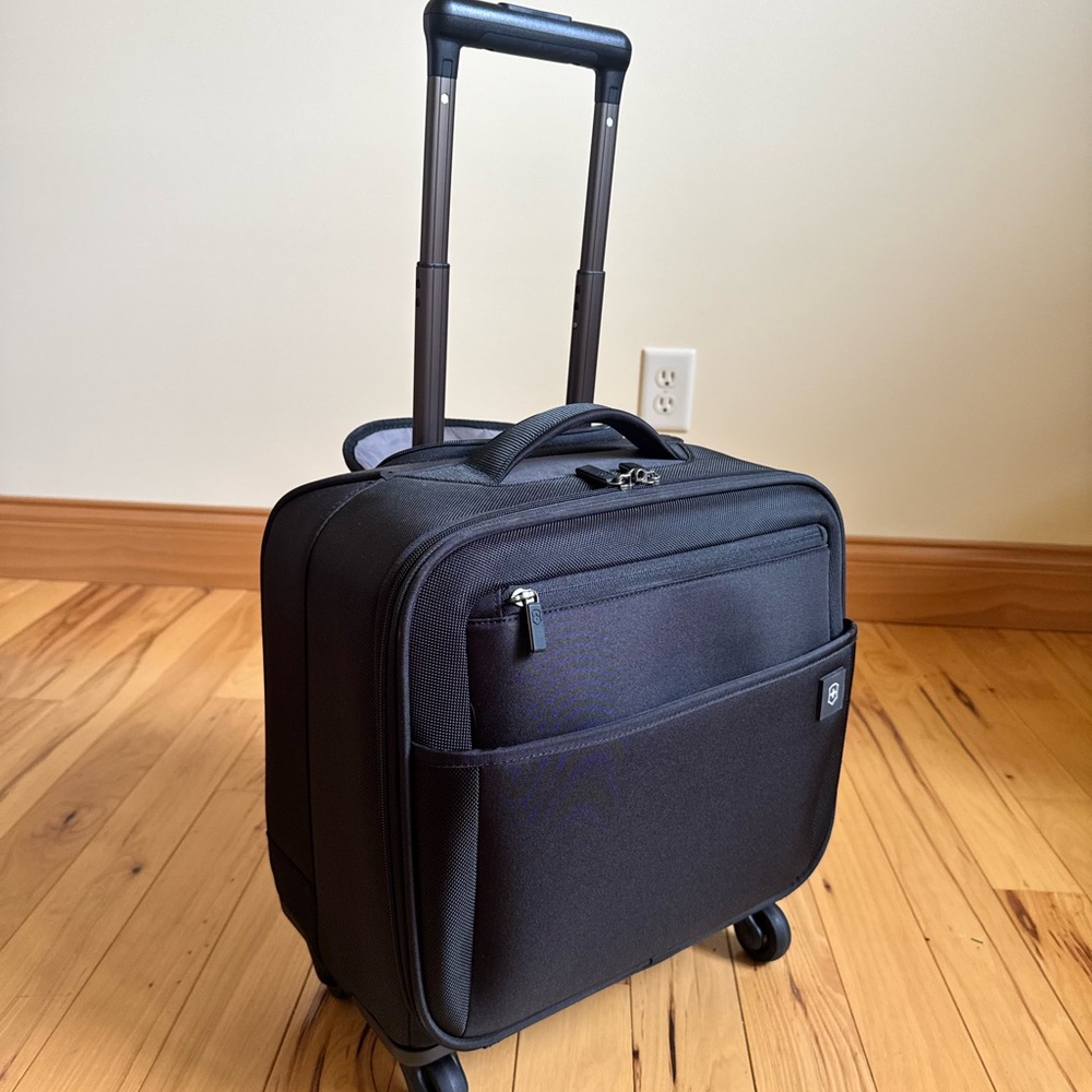 Victorinox Avolve 2.0 15” Carry On Overnight Spinner Suitcase